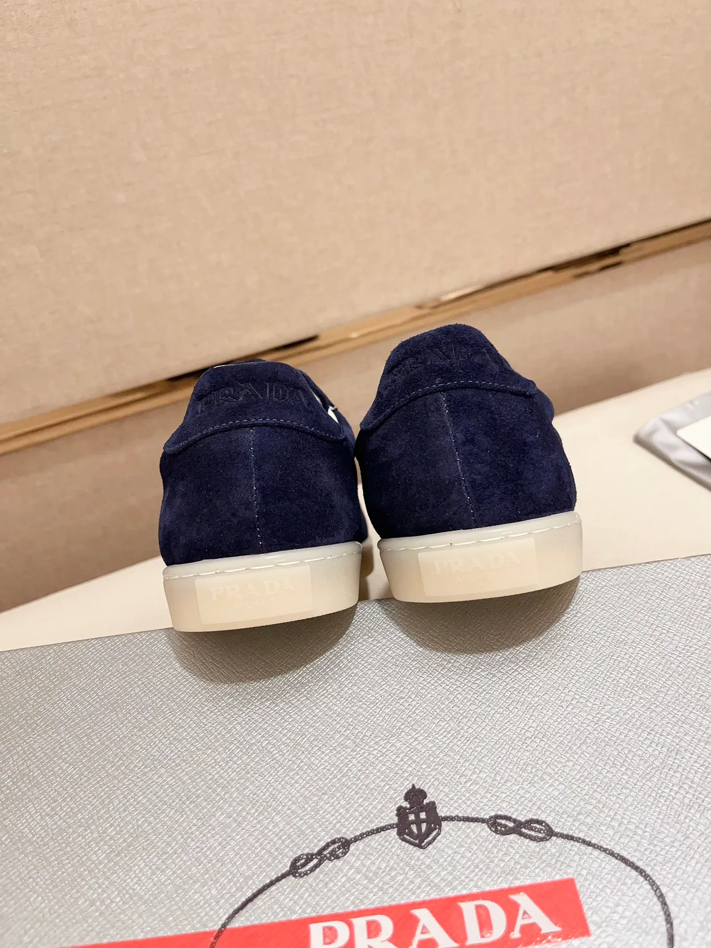 Men's Men's Shoes 💰 500💰 ✔️✔️✔️Higher version High-quality new PRADA (Prada) counters are launched simultaneously. The new men's shoes and 😘fabrics are made of high-tech glue-making technology. Lining: Full cowhide lining. 👍🏿 High-end ☄️ air-cushion molded anti-slip rubber outsole, exquisite lines, simple and elegant, comfortable and high-end for leisure travel. Code number: 38 to 44 (45 can be customized and cannot be returned or exchanged)